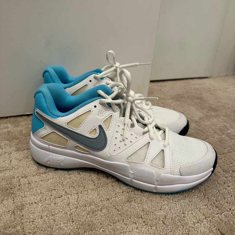 Nike Women’s Tennis Sneakers
White Teal Size 8 Leather Barely Worn